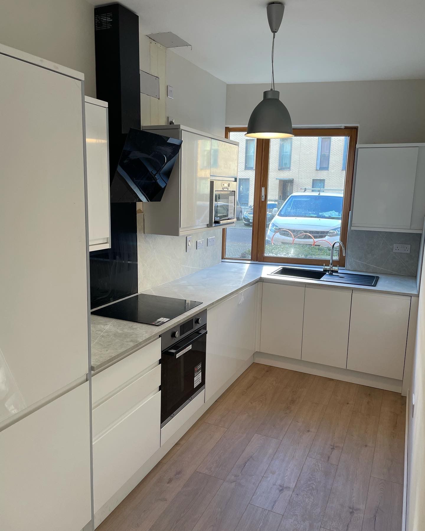White gloss kitchen fitted into a Glasgow tenement bay window