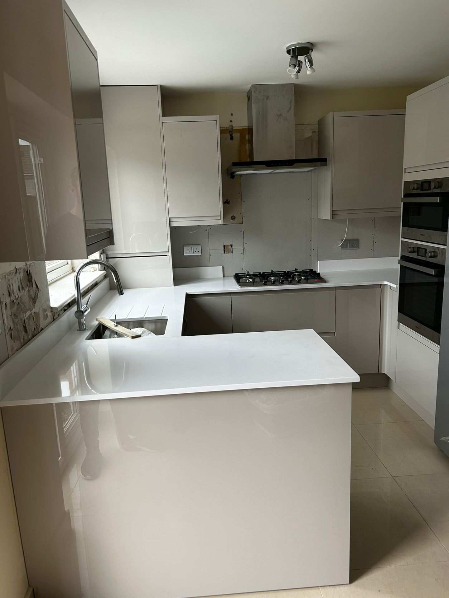 Cream gloss kitchen with quartz worktop installed in Glasgow